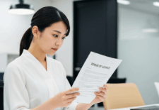 利用規約を確認する女性